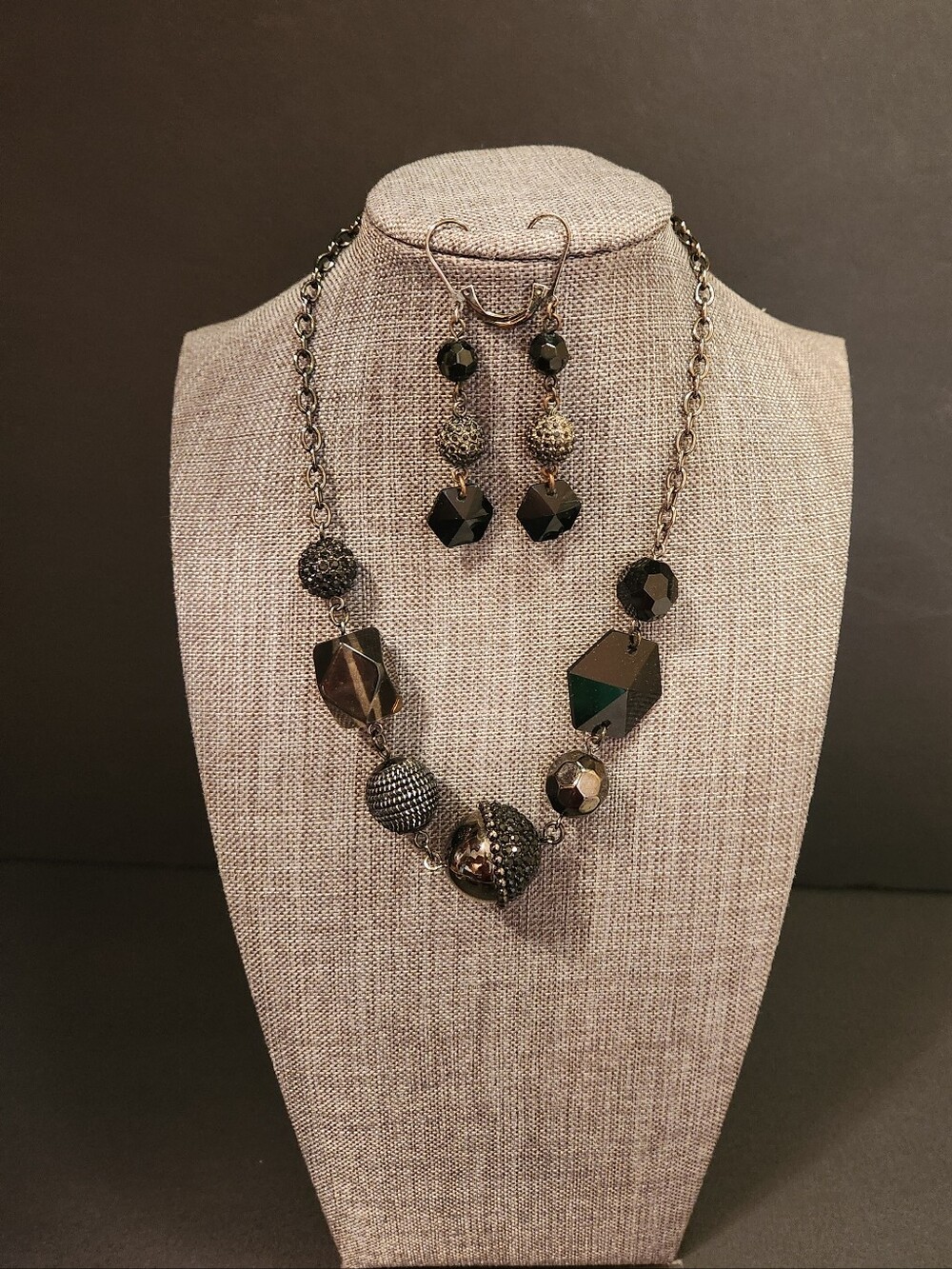 Nine West Avant-Garde Necklace and Earrings from 90s - early 2000s.